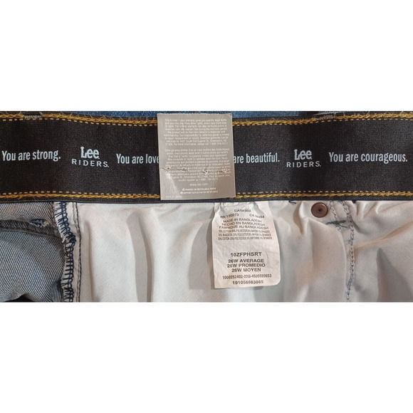 Lee Riders Indigo Women's 26W AVG Distressed Denim Shorts NWT - Picture 7 of 7